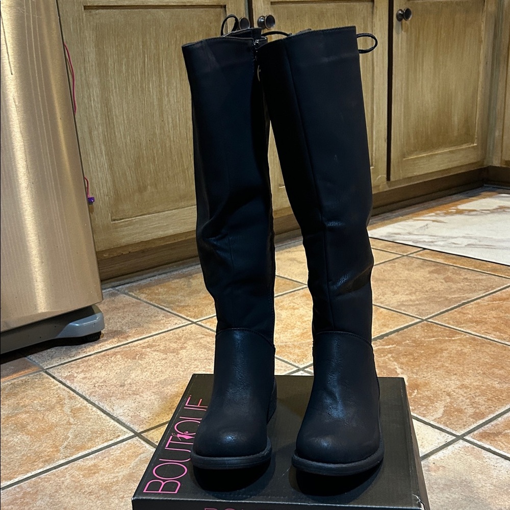Corkys Boutique Ventura Black Distressed Boots, Size 6, New in box